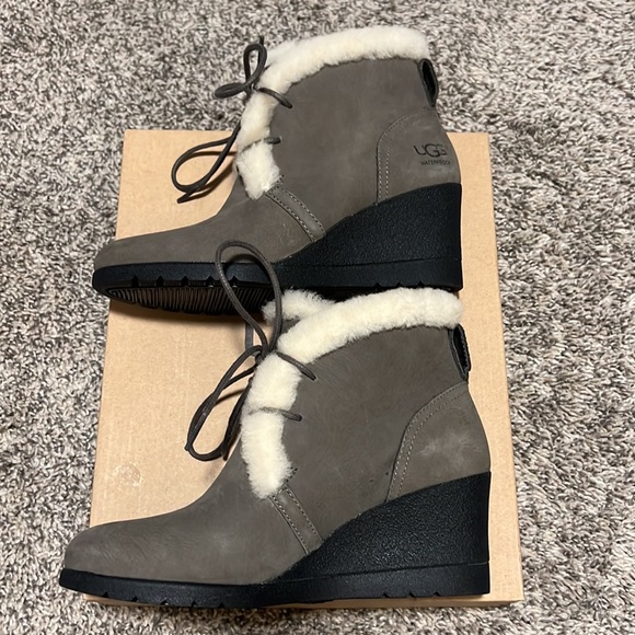 UGG JEOVANA MYSTERIOUS BOOTS WOMEN'S SIZE-5 - Picture 3 of 9